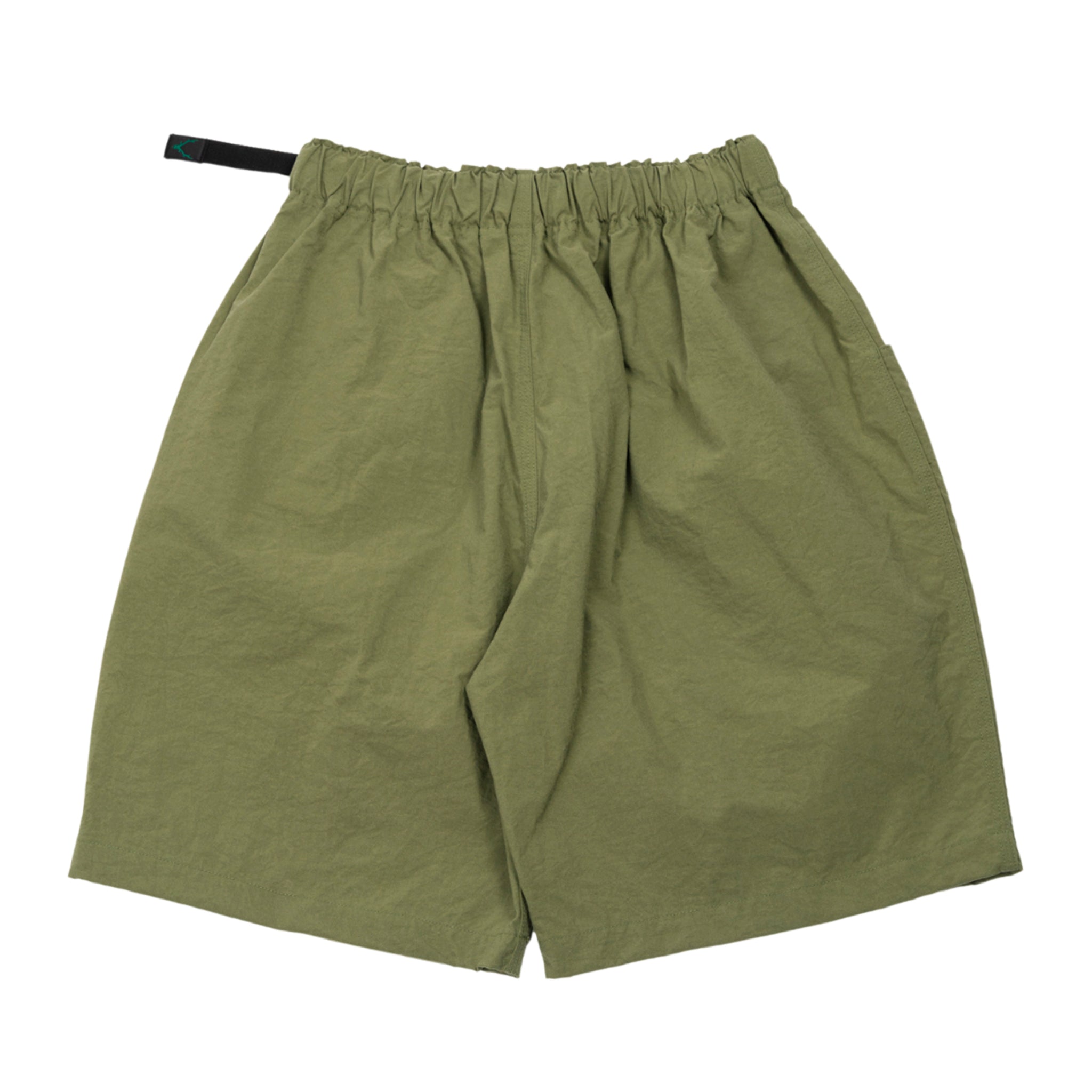 Belted pantaloncino in nylon in verde oliva